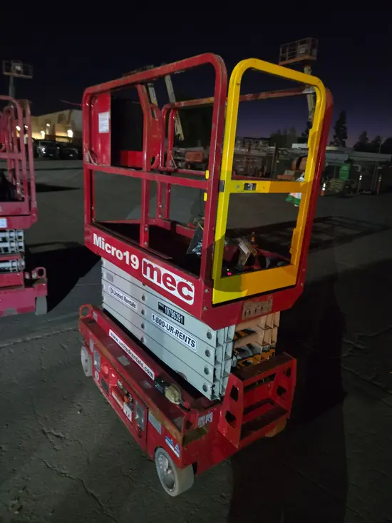 2018 MEC MICRO 19 Scissor Lift