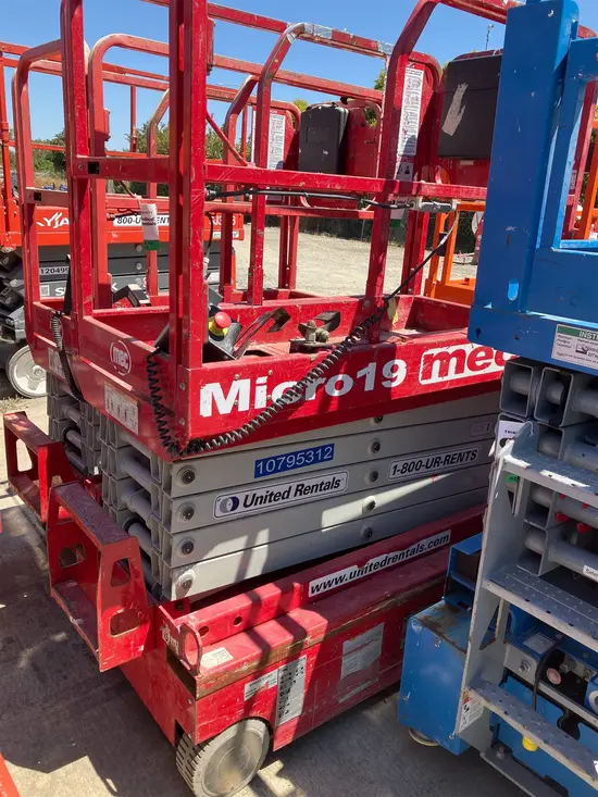 2018 MEC MICRO 19 Scissor Lift