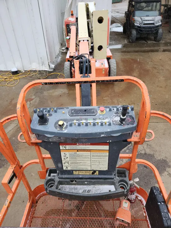 2015 JLG E400AJPN Articulating Boom Lift