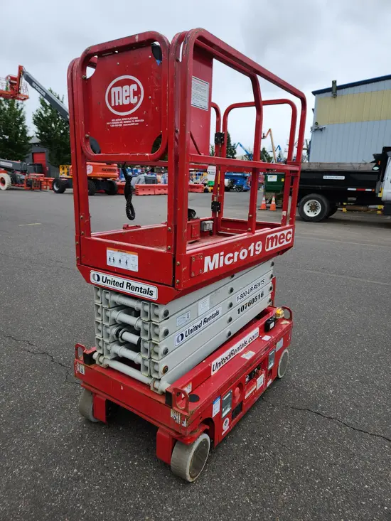 2018 MEC MICRO 19 Scissor Lift