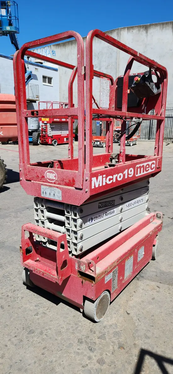 2018 MEC MICRO 19 Scissor Lift