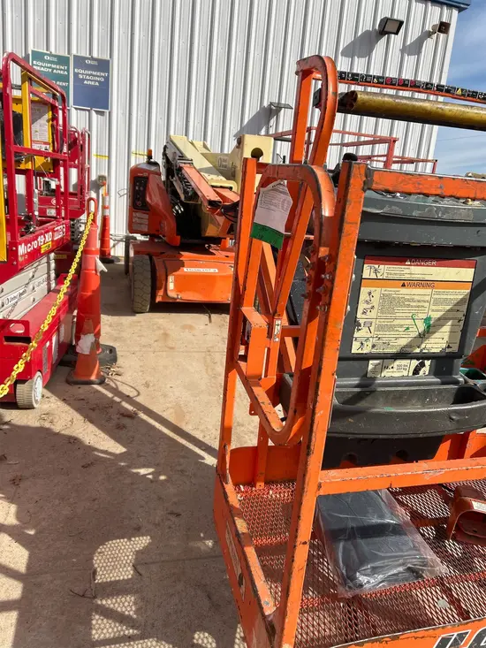2017 JLG E400AJPN Articulating Boom Lift