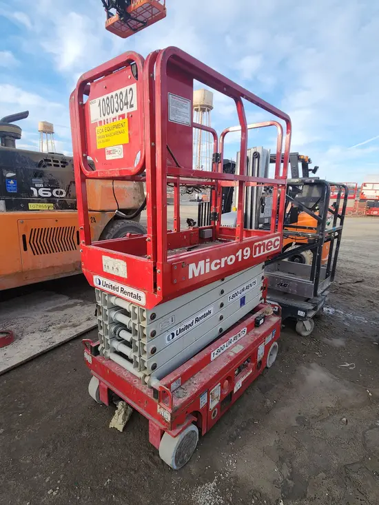 2018 MEC MICRO 19 Scissor Lift