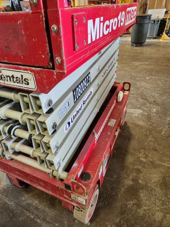 2018 MEC MICRO 19 Scissor Lift
