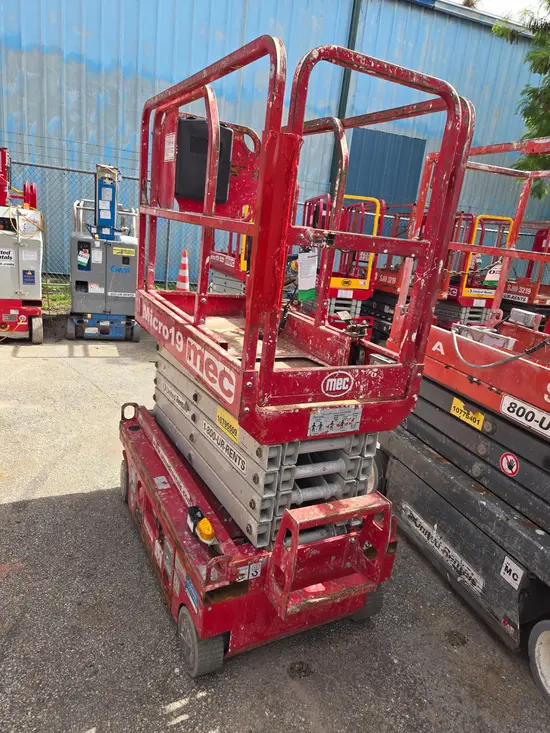 2018 MEC MICRO 19 Scissor Lift