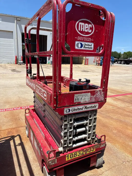 2018 MEC MICRO 19 Scissor Lift