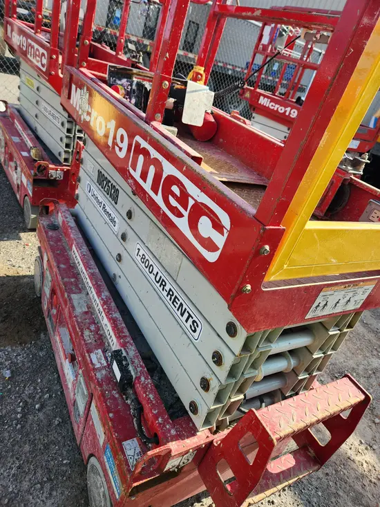 2018 MEC MICRO 19 Scissor Lift