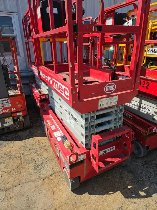2018 MEC MICRO 19 Scissor Lift