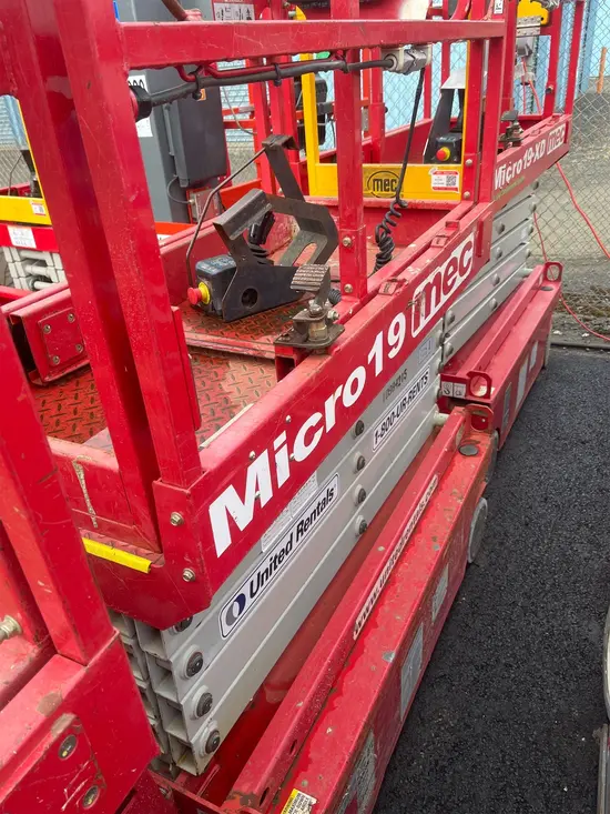 2019 MEC MICRO 19 Scissor Lift