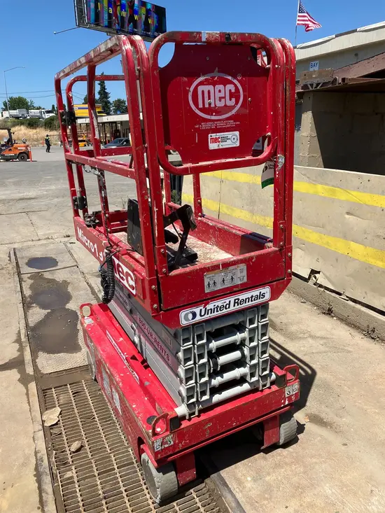 2018 MEC MICRO 19 Scissor Lift