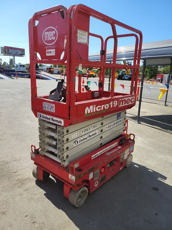 2019 MEC MICRO 19 Scissor Lift