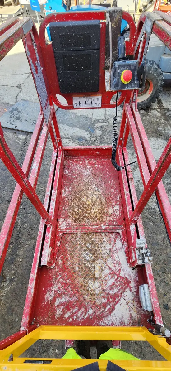 2018 MEC MICRO 19 Scissor Lift