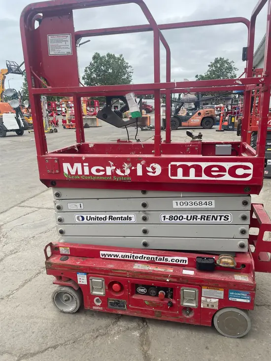 2019 MEC MICRO 19 Scissor Lift
