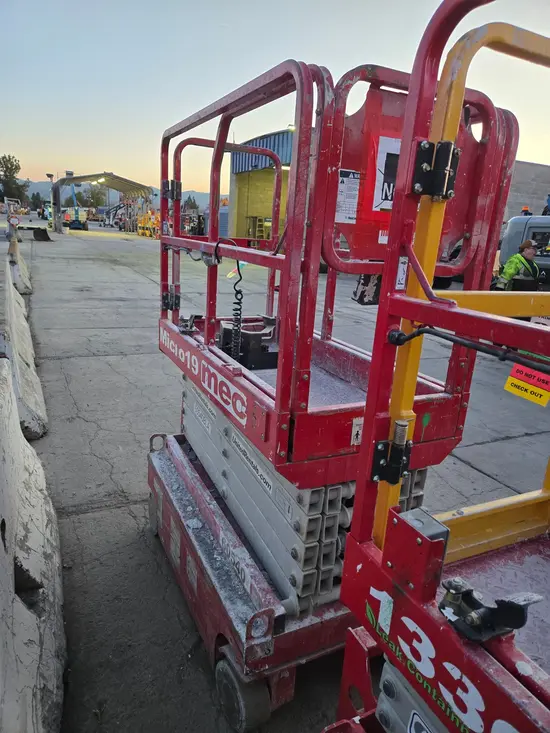 2018 MEC MICRO 19 Scissor Lift