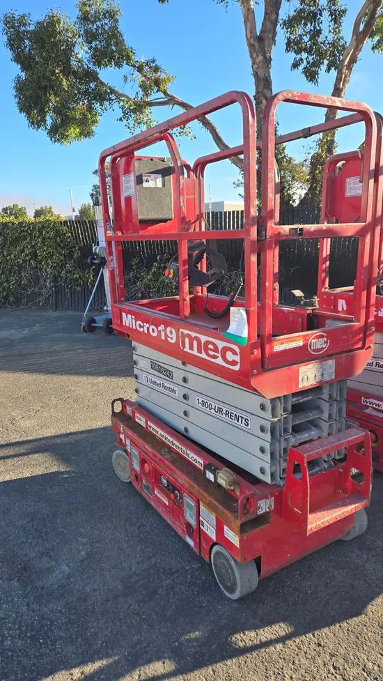 2018 MEC MICRO 19 Scissor Lift