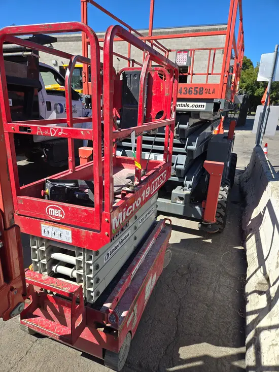 2019 MEC MICRO 19 Scissor Lift
