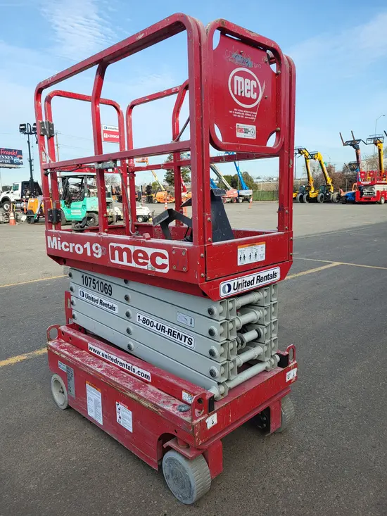 2018 MEC MICRO 19 Scissor Lift