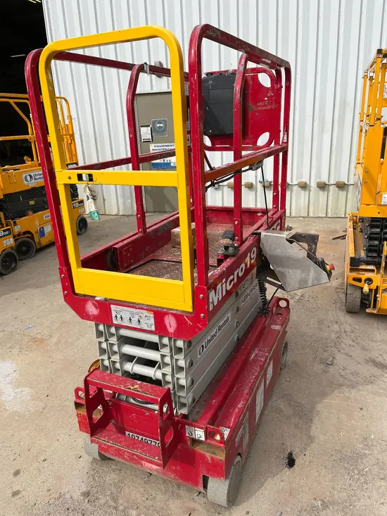 2018 MEC MICRO 19 Scissor Lift