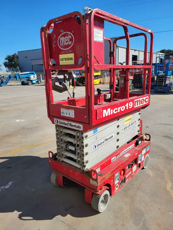 2018 MEC MICRO 19 Scissor Lift