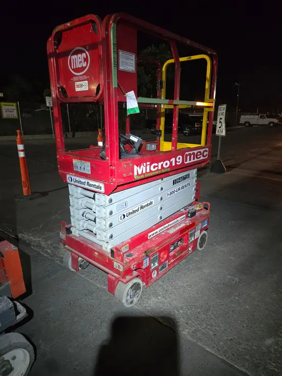 2019 MEC MICRO 19 Scissor Lift