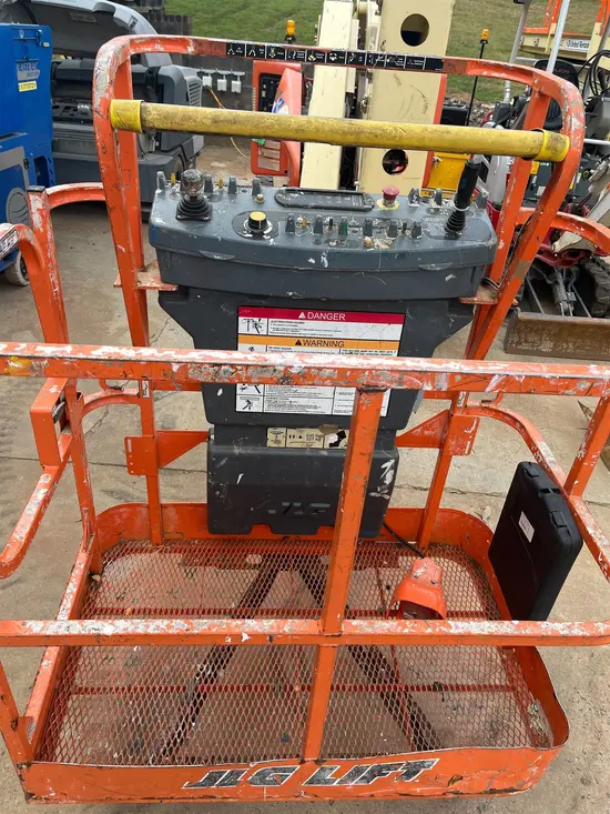 2017 JLG E400AN Articulating Boom Lift