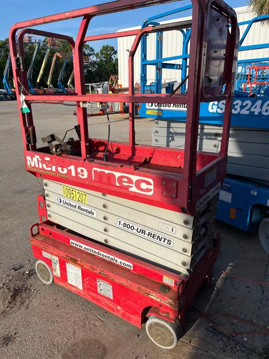 2019 MEC MICRO 19 Scissor Lift