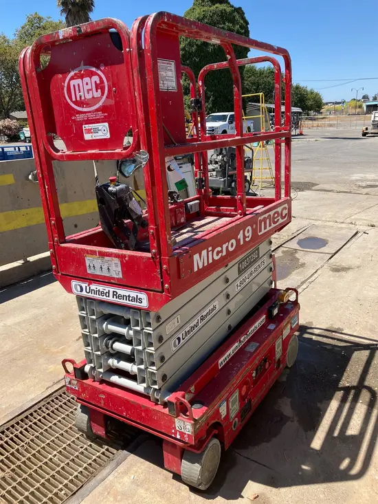 2018 MEC MICRO 19 Scissor Lift