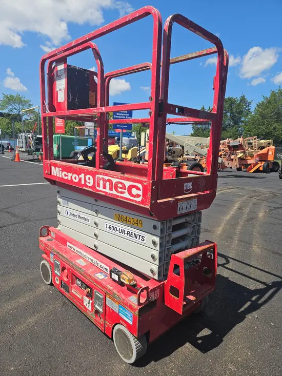 2018 MEC MICRO 19 Scissor Lift